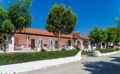 Roussas Studios And Apartments