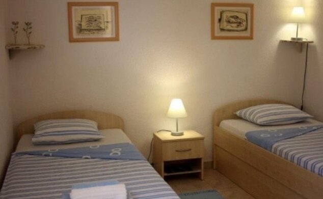 Studio Arabela, Veli Rat