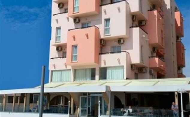 Mackenzie Beach Hotel & Apartments