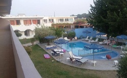 Pohled na bazén z terasy hotelu