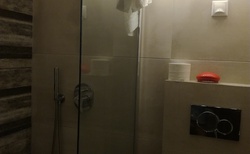 Nová kúpeľna so sprchovacím kútom a wc