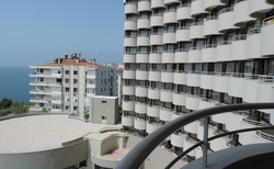 Pohled na hotel z balkonu