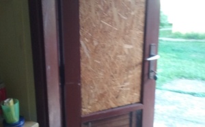 praktické dveře půl dřevěné půl rozbité sklo