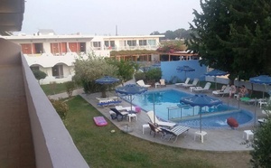Pohled na bazén z terasy hotelu