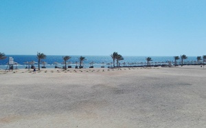 Pohled od hotelu na pláž