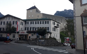 Gasthof Goldene Traube - hrad vedle hotelu