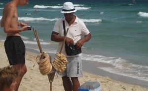 Prodejce kukuřice na pláži