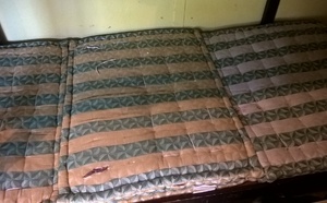 matrace na kterých spal ještě náš praděd plesnivé potrhané