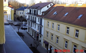 pohled z balkonu do Jiráskovy ulice