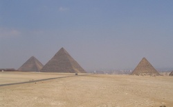 3 pyramidy