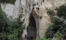 Sicílie _ Sirakusa - Parco archeologico della Neapoli - Orecchio di Dionisio