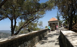 Kypr - pohoří Troodos - cesta k hrobce prezidenta Makaria