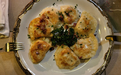 Wroclaw - večeře v Restauracja pod Fredra - Pierogi Ruskie smażone w okrasie z boczku