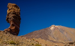 Sopka Pico de Teide se známým skalním útvarem Roques de Garcia