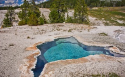 Geotermální jezírka jsou jednou z největších atrakcí Yellowstone NP