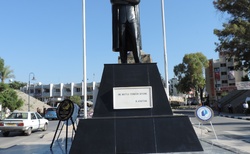 Nikosia / Lefkosa - turecká část - pomník Ataturka