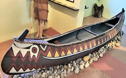 Nezabudnuteľné indiánske kanoe vo Winnetou múzeu.
