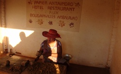 Ambalavao - výroba ručního papíru - Papier Antaimoro