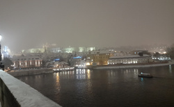 Karlův most -výhled  na Hrad, zaostřeno sněžením