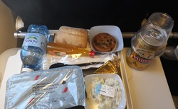 V letadle z Paříže do Tany - oběd