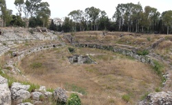 Sicílie _ Sirakusa - Parco archeologico della Neapoli - Amfiteatro Romano