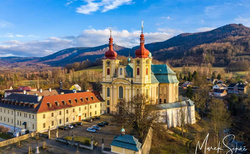 Kostel s klášterem