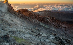 Sirné výpary z fumarol na svahu sopky Pico de Teide