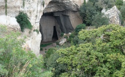 Sicílie _ Sirakusa - Parco archeologico della Neapoli - Grotta dei Cordari