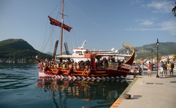 Odysseus vyplouvá k vedlejším menším ostrovům