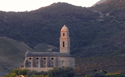 Jeden z kostelů v horách