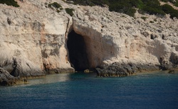Pobřeží Lefkady lemuje množství jeskyní