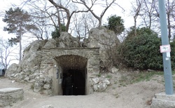 Maďarsko - Tihani - jeskyně u Opatství