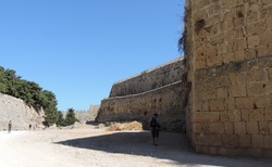 Rhodos - Old Town - Středověký příkop u St. Athanasios_gate - Španělská bašta