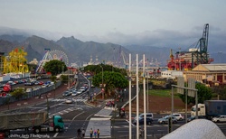 Santa Cruz - pohled na zábavní atrakce během karnevalového týdne