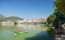 Jezero Kastoria bylo dost zelené