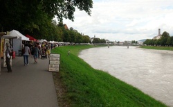 Salzburg - řeka Salzach a stánky
