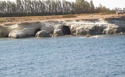 Kypr - jeepama na Akamas - pobřežní jeskyně
