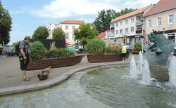 Mikolajki - žabí kašna Plac Wolnosci