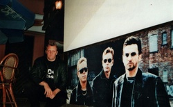 04 depeche mode baar-ještě před vchodem