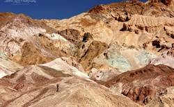 -Barevná hornina v Death Valley NP