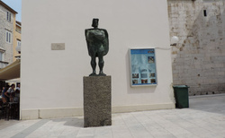 Zadar - Trg sv. Krsevan - socha Petar Zoranič
