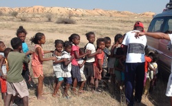 Ilakaka - důl na těžbu safírů - rozdávání dárků