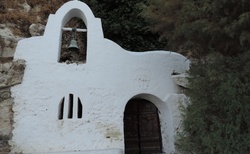 Agios Nikólaos - kaplička u jezera Vulismeni Almyri