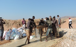 Ilakaka - důl na těžbu safírů - těžba safírů