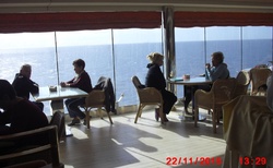 Výhled z kavárny na moře.