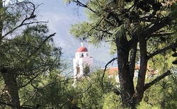 Kostelík focený na kopci vedle zámku