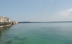 Sicílie _ Sirakusa - moře u Fonte Arethusa