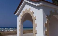 Kostelíček u pláže