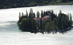 NP Krka - jezero, ostrov a Monastery Visovac