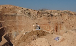 Ilakaka - důl na těžbu safírů - těžba safírů